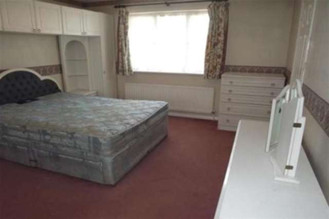  Image of 4 bedroom Detached house to rent in Beaumont Road Purley CR8 at Purley, CR8 2EJ