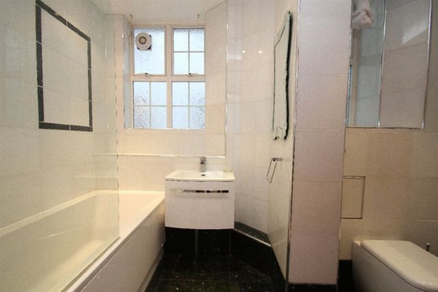  Image of 4 bedroom Flat to rent in Marylebone Road London NW1 at Glentworth Street  Marylebone, NW1 5NA