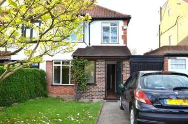  Image of 3 bedroom Property to rent in Blossom Way Uxbridge UB10 at Blossom Way  Uxbridge, UB10 9LN