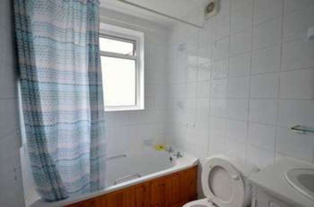  Image of 3 bedroom Property to rent in Blossom Way Uxbridge UB10 at Blossom Way  Uxbridge, UB10 9LN