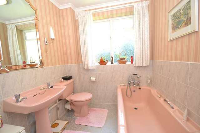  Image of 2 bedroom Flat for sale in The Avenue Westbourne Bournemouth BH13 at 20 The Avenue  Poole, BH13 6AH