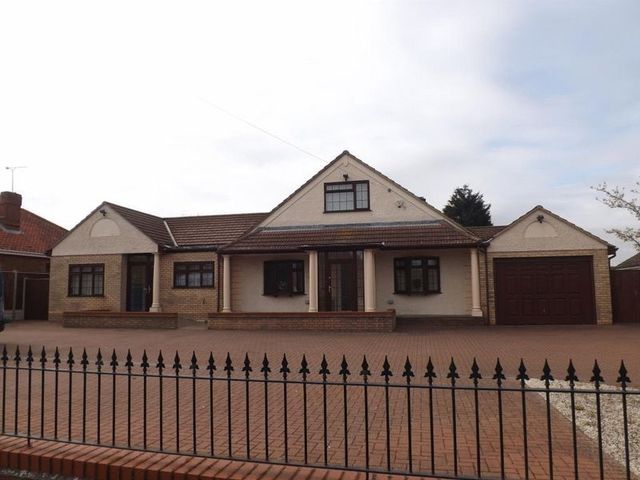  Image of 6 bedroom Detached house for sale in Long Lane Bradwell Great Yarmouth NR31 at Long Lane Bradwell Great Yarmouth, NR31 8PW