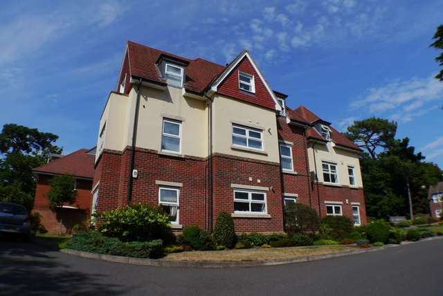  Image of 3 bedroom Flat to rent in Forest Road Canford Cliffs Poole BH13 at 17 Forest Road  Poole, BH13 6DP