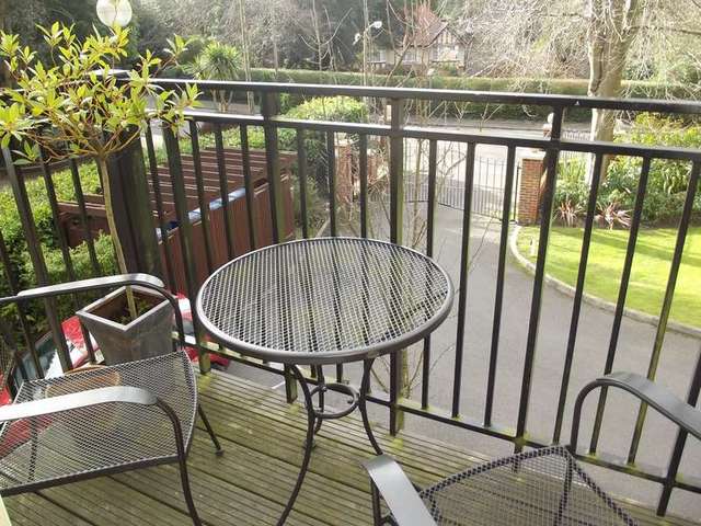  Image of 3 bedroom Flat to rent in Forest Road Canford Cliffs Poole BH13 at 17 Forest Road  Poole, BH13 6DP