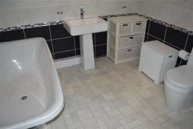  Image of 3 bedroom Detached house for sale in Broomfield Road Tilehurst Reading RG30 at Reading Berkshire Tilehurst, RG30 6AJ