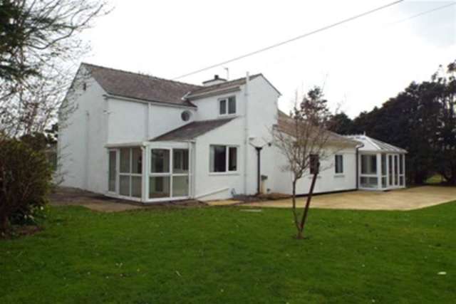  Image of 4 bedroom Detached house to rent in Brynsiencyn Llanfairpwllgwyngyll LL61 at Llanfairpwllgwyngyll, LL61 6UR