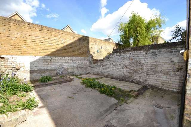  Image of 2 bedroom Flat to rent in Buckingham Road London NW10 at Harlesden  London, NW10 4RJ