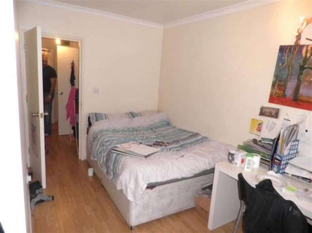  Image of Flat to rent in Cannon Street Road London E1 at Aldgate  Aldgate East, E1 2LX