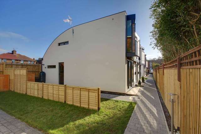  Image of 3 bedroom Semi-Detached house to rent in Roselands Close Eastbourne BN22 at Chandlers Mews  Eastbourne, BN22 8NU