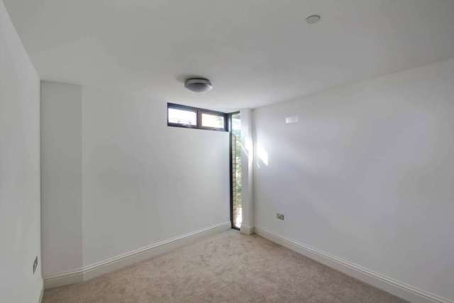  Image of 3 bedroom Semi-Detached house to rent in Roselands Close Eastbourne BN22 at Chandlers Mews  Eastbourne, BN22 8NU