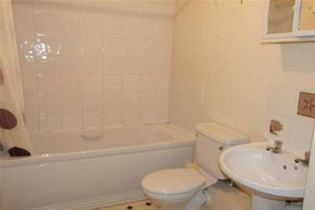  Image of 2 bedroom Flat to rent in Chase Court Gardens Southend-on-Sea SS1 at Southend-on-Sea, SS1 2WU