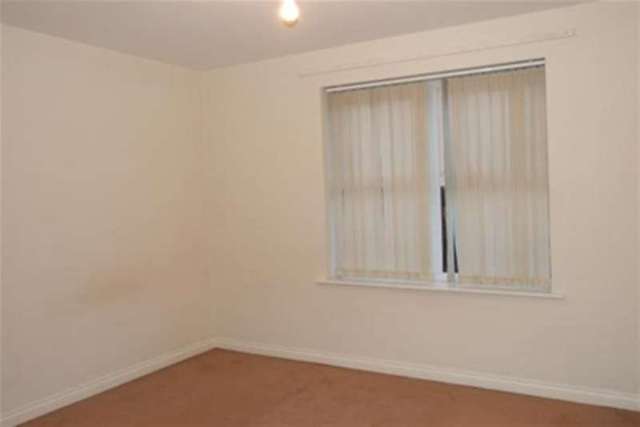  Image of 2 bedroom Flat to rent in Chase Court Gardens Southend-on-Sea SS1 at Southend-on-Sea, SS1 2WU