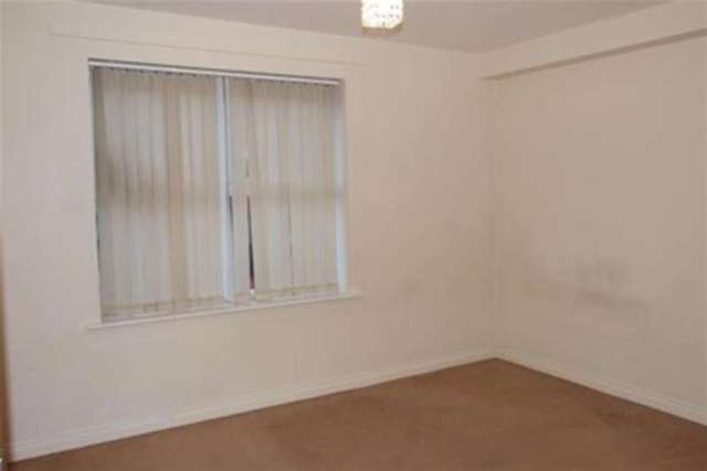  Image of 2 bedroom Flat to rent in Chase Court Gardens Southend-on-Sea SS1 at Southend-on-Sea, SS1 2WU