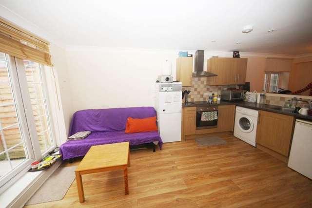  Image of Studio flat to rent in Coldharbour Lane London SW9 at Coldharbour Lane Brixton London, SW9 8QH