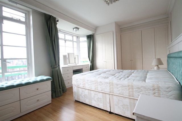  Image of 3 bedroom Flat to rent in Gloucester Place London NW1 at Gloucester Place  Marylebone, NW1 5AH