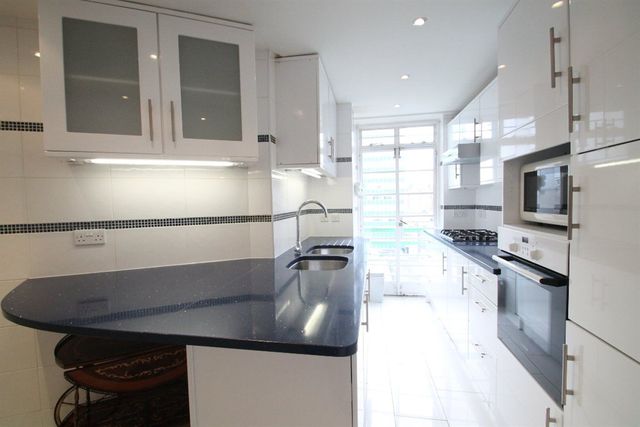 Image of 3 bedroom Flat to rent in Gloucester Place London NW1 at Gloucester Place  Marylebone, NW1 5AH