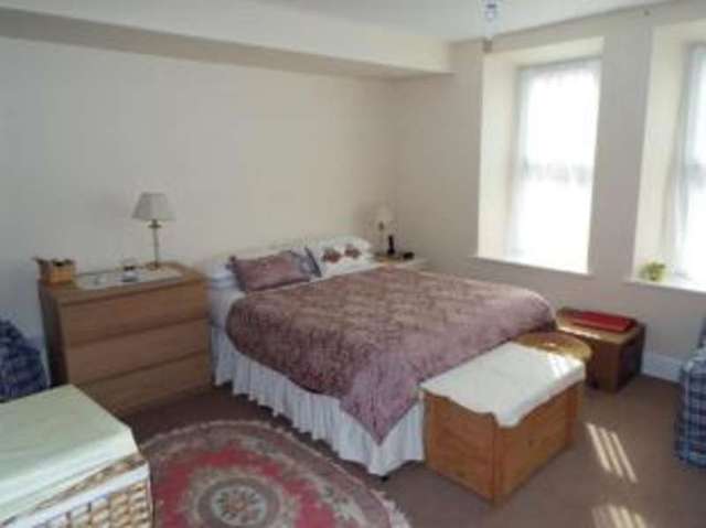  Image of 2 bedroom Flat for sale in Temple Road Epsom KT19 at Epsom Surrey Epsom, KT19 8EY