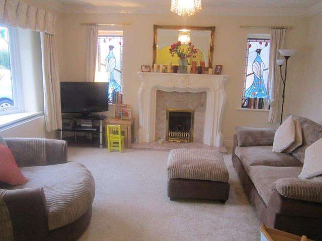  Image of 3 bedroom Bungalow to rent in Ballater Drive Houghton Green Warrington WA2 at Fearnhead Lane  Warrington, WA2 0LX