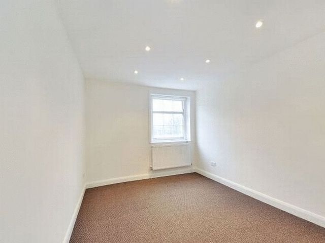  Image of 4 bedroom Flat to rent in Finchley Road London NW8 at St John`s Wood, NW8 6EB