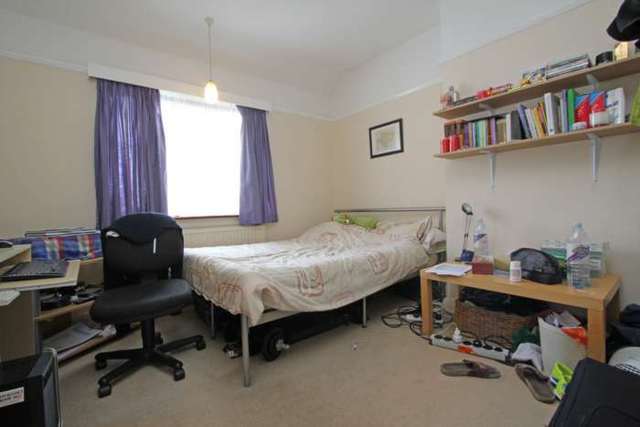  Image of 5 bedroom Detached house to rent in Green Lane London SW16 at Green Lane Norbury-streatham London, SW16 3BJ