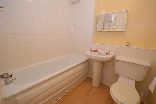  Image of 1 bedroom Flat to rent in Greenway Close London N11 at Greenway Close  London, N11 3NS