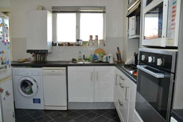  Image of 2 bedroom Flat to rent in Grosvenor Bridge Road Bath BA1 at Hampton House  Bath, BA1 6BE