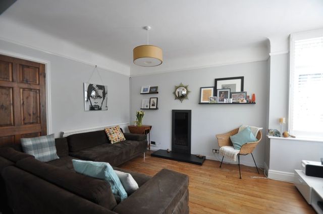  Image of 3 bedroom Detached house for sale in Highgate Lane Farnborough GU14 at Highgate Lane  Farnborough, GU14 8AE