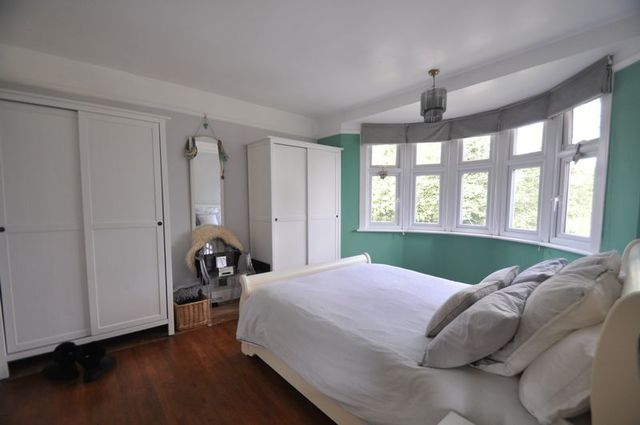  Image of 3 bedroom Detached house for sale in Highgate Lane Farnborough GU14 at Highgate Lane  Farnborough, GU14 8AE