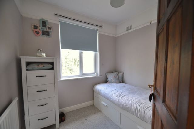  Image of 3 bedroom Detached house for sale in Highgate Lane Farnborough GU14 at Highgate Lane  Farnborough, GU14 8AE