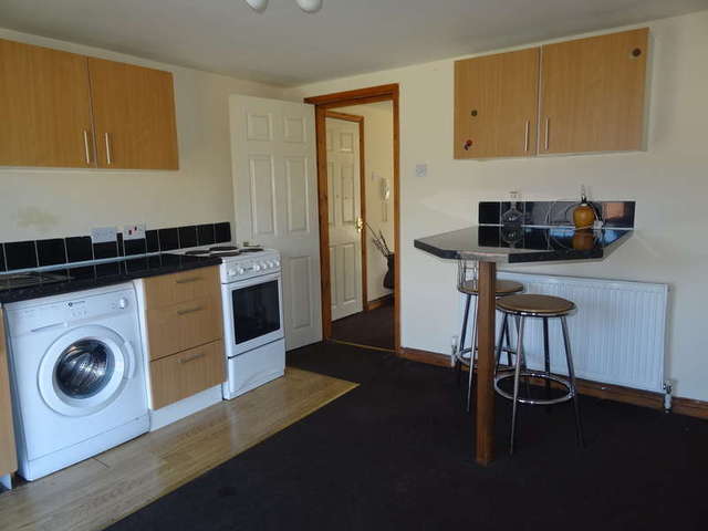  Image of 1 bedroom Flat to rent in Hillcrest Avenue Leeds LS7 at Leeds West Yorkshire, LS7 4ED
