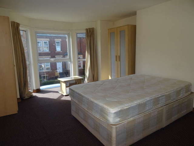  Image of 1 bedroom Flat to rent in Hillcrest Avenue Leeds LS7 at Leeds West Yorkshire, LS7 4ED