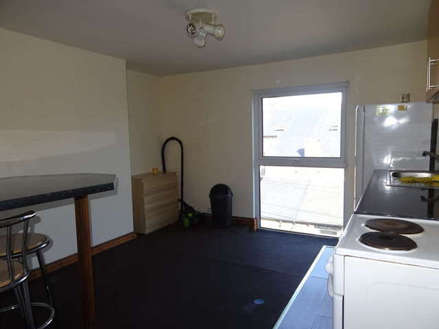  Image of 1 bedroom Flat to rent in Hillcrest Avenue Leeds LS7 at Leeds West Yorkshire, LS7 4ED