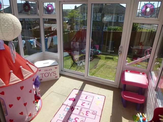  Image of 3 bedroom Semi-Detached house for sale in Holmwood Close Dunstable LU5 at Houghton Regis, LU5 4QX