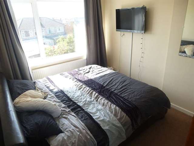  Image of 3 bedroom Semi-Detached house for sale in Holmwood Close Dunstable LU5 at Houghton Regis, LU5 4QX