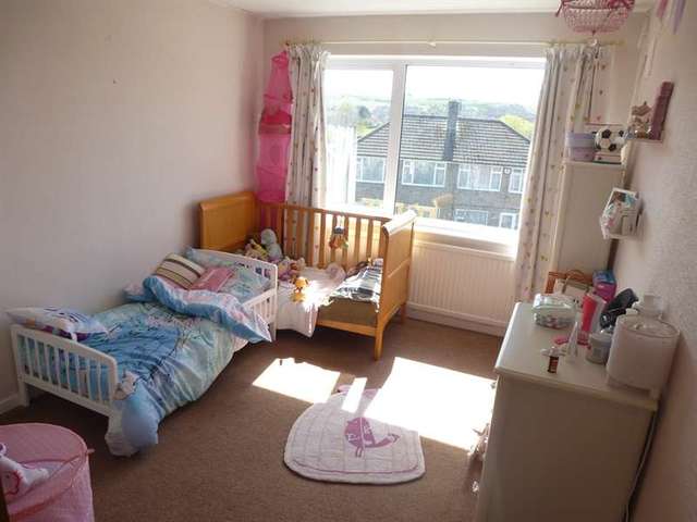  Image of 3 bedroom Semi-Detached house for sale in Holmwood Close Dunstable LU5 at Houghton Regis, LU5 4QX