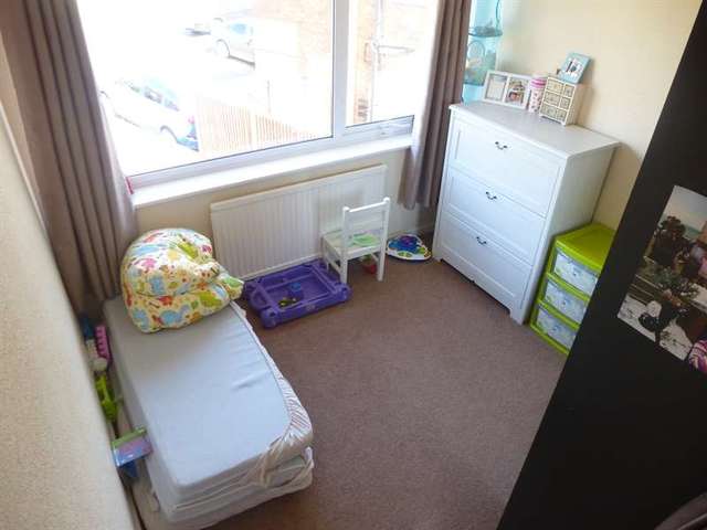  Image of 3 bedroom Semi-Detached house for sale in Holmwood Close Dunstable LU5 at Houghton Regis, LU5 4QX