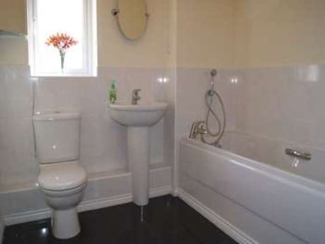  Image of 3 bedroom Semi-Detached house to rent in Kiln Close Finchampstead Wokingham RG40 at Finchampstead Wokingham Finchampstead, RG40 3EZ