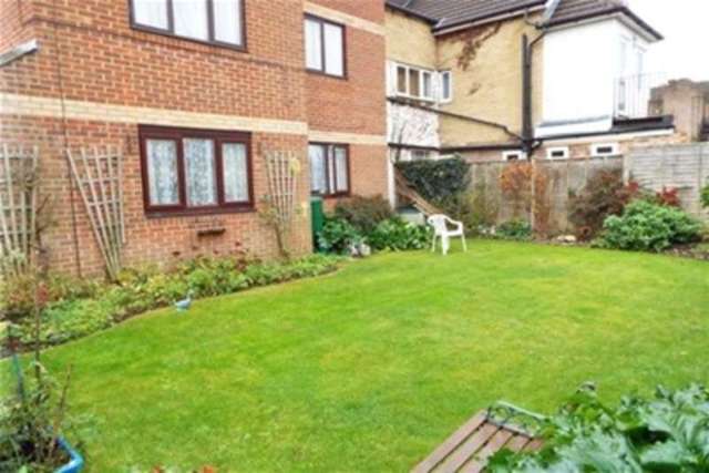 Image of 2 bedroom Flat to rent in Douglas Gardens Parkstone Poole BH12 at Poole, BH12 2AG