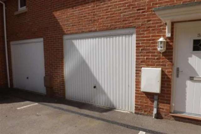  Image of 2 bedroom Maisonette to rent in Little Hackets Havant PO9 at Havant, PO9 5AU