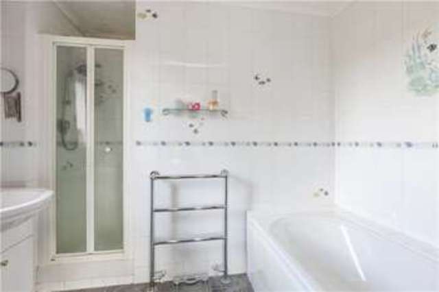  Image of 4 bedroom Detached house to rent in Lodge Road Hurst Reading RG10 at Hurst Reading Hurst, RG10 0SG
