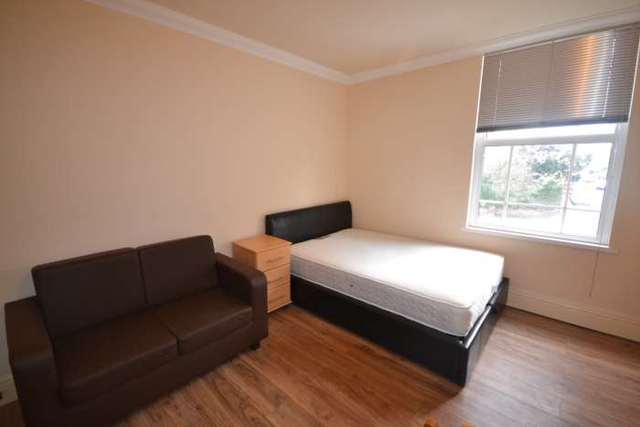  Image of Studio flat to rent in London Road Earley Reading RG1 at London Road  Reading, RG1 5DD