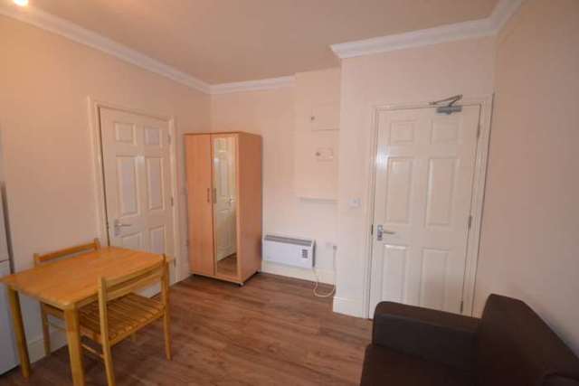  Image of Studio flat to rent in London Road Earley Reading RG1 at London Road  Reading, RG1 5DD