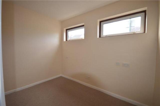  Image of 2 bedroom Flat to rent in London Road Wallington SM6 at Surrey, SM6 7EA