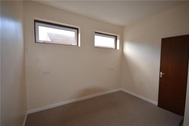  Image of 2 bedroom Flat to rent in London Road Wallington SM6 at Surrey, SM6 7EA