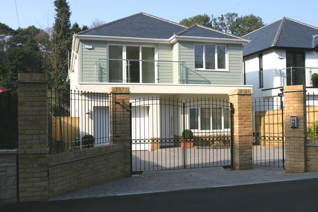  Image of 4 bedroom Detached house to rent in Lakeside Road Canford Cliffs Poole BH13 at 19 Lakeside Road  Canford Cliffs, BH13 6LS