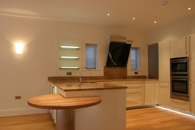  Image of 4 bedroom Detached house to rent in Lakeside Road Canford Cliffs Poole BH13 at 19 Lakeside Road  Canford Cliffs, BH13 6LS