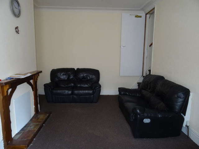  Image of 3 bedroom Terraced house to rent in Luxor Avenue Leeds LS8 at Harehills Leeds Gledhow, LS8 5JX
