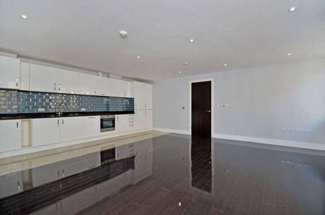  Image of 2 bedroom Apartment to rent in Middlesex Street London E1 at Middlesex Street Liverpool Street London, E1 7JF
