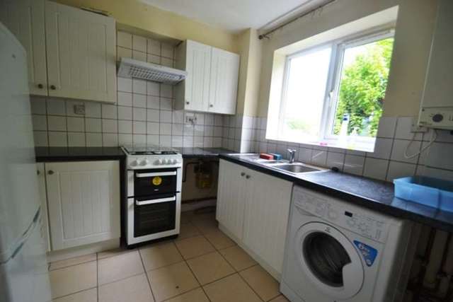  Image of 2 bedroom Ground Flat to rent in Silver Birch Close London N11 at Silver Birch  Friern Barnet, N11 3NW