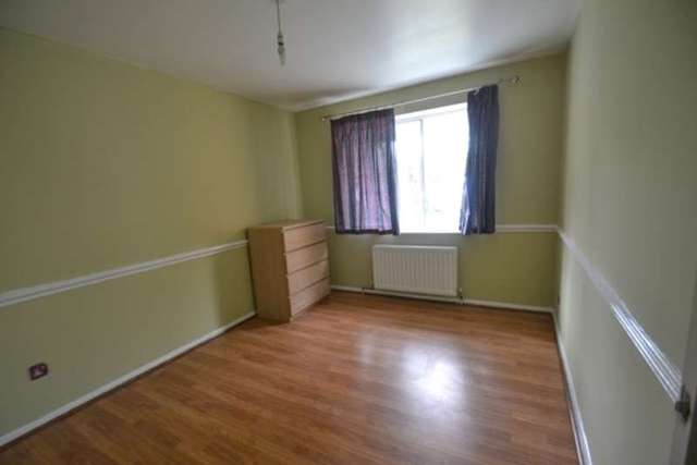  Image of 2 bedroom Ground Flat to rent in Silver Birch Close London N11 at Silver Birch  Friern Barnet, N11 3NW